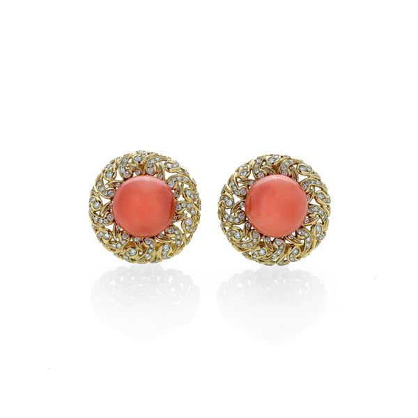 Pair of large earrings in yellow gold, diamonds and salmon pink coral
