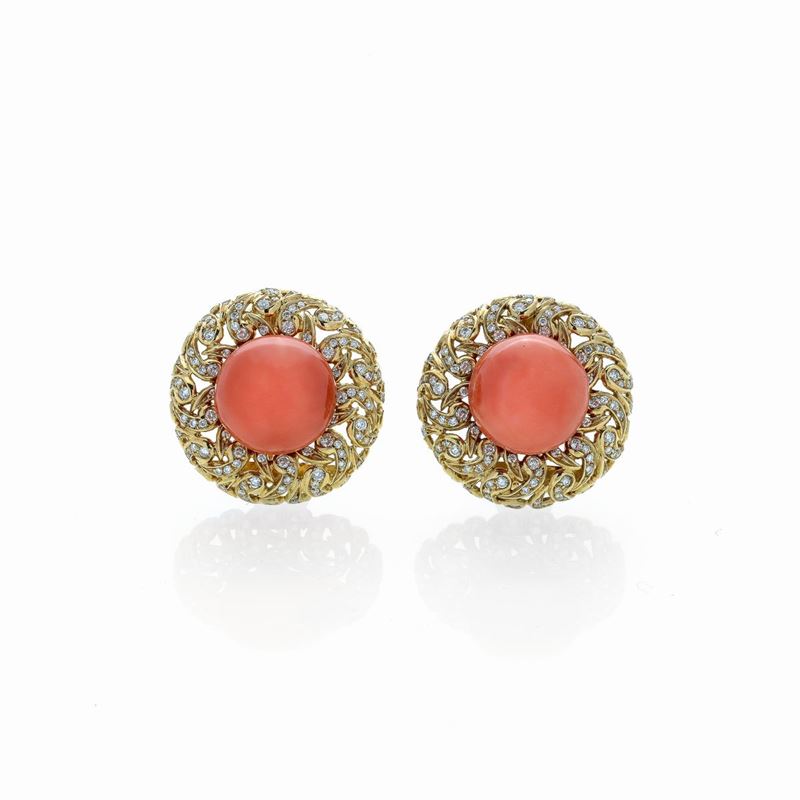 Paio di grandi orecchini in oro giallo, diamanti e corallo rosa salmone