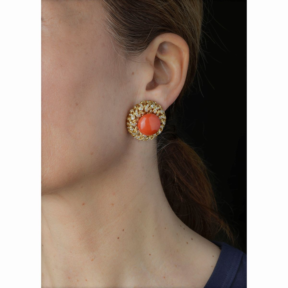 Paio di grandi orecchini in oro giallo, diamanti e corallo rosa salmone