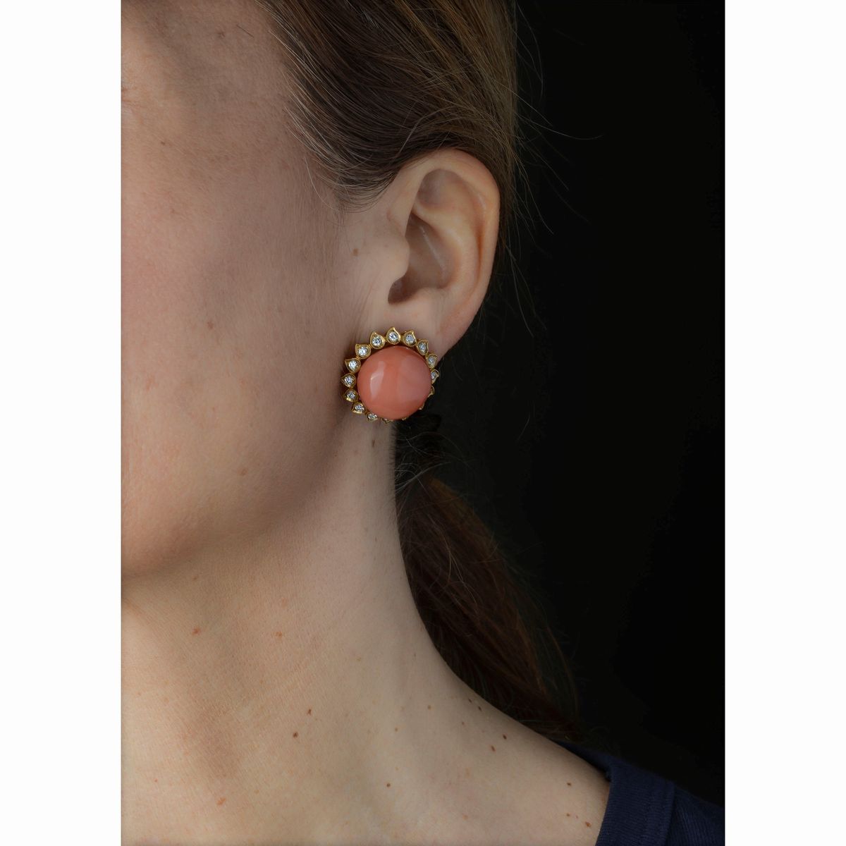 Paio di grandi orecchini in oro giallo, diamanti e corallo rosa