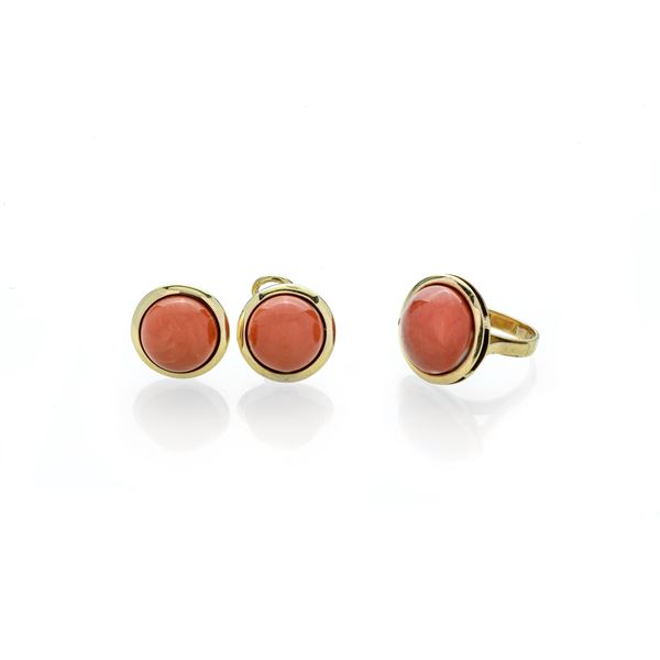 Pair of earrings and ring in yellow gold and red coral