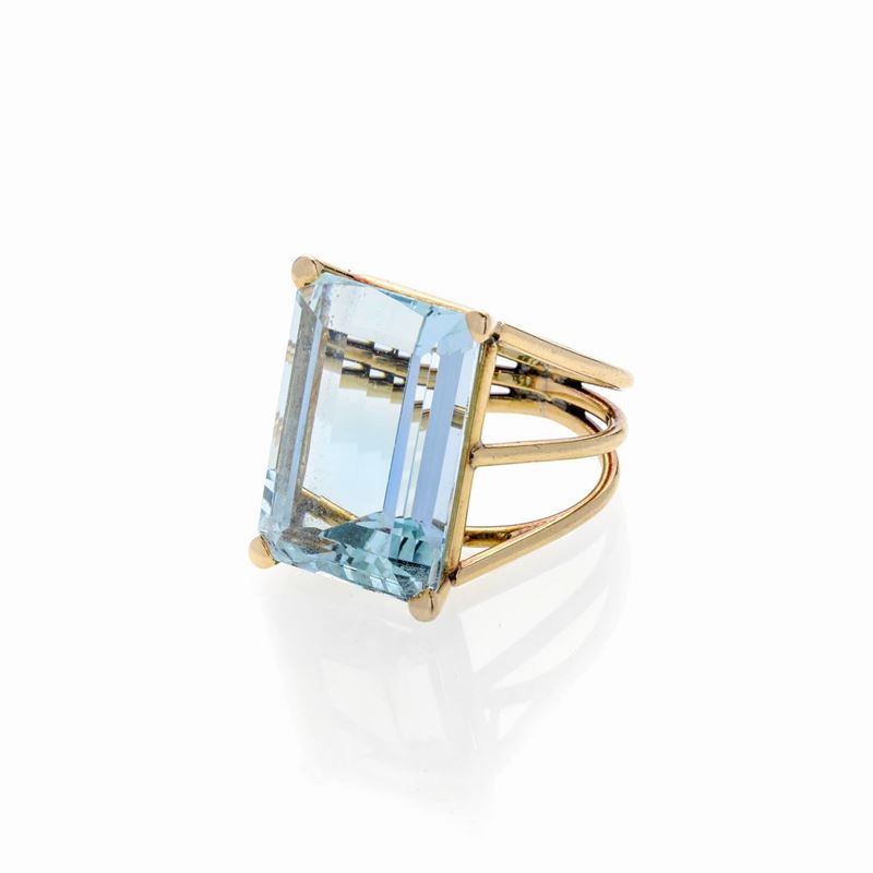 Grande Anello in Oro Giallo e Acquamarina