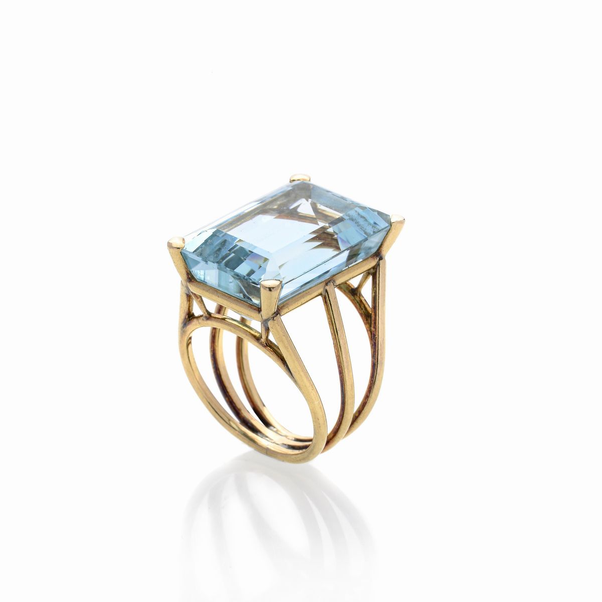 Grande Anello in Oro Giallo e Acquamarina