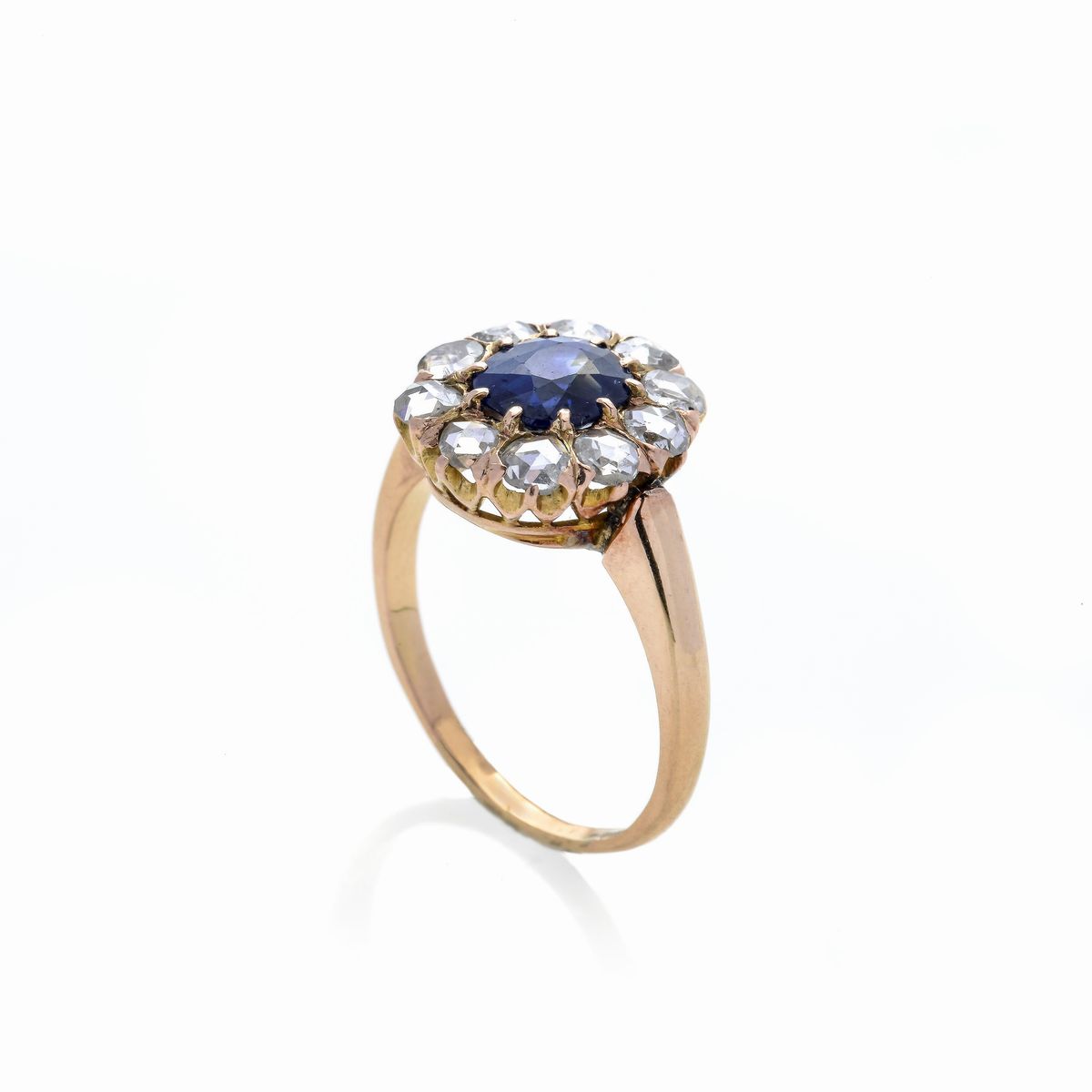 Anello a margherita in oro giallo, diamanti e zaffiro ovale