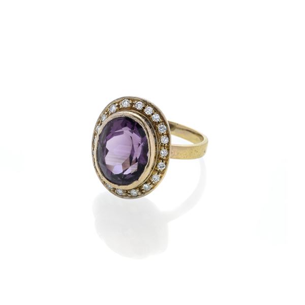 Oval ring in yellow gold, diamonds and amethyst