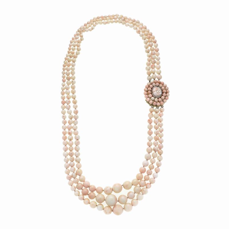 Collana a tre fili in corallo rosa chiaro e oro giallo