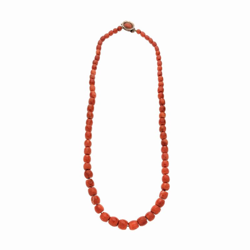 Collana in corallo rosso e oro a basso titolo