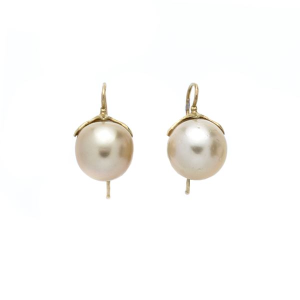 Pair of hook earrings in yellow gold and gold pearls