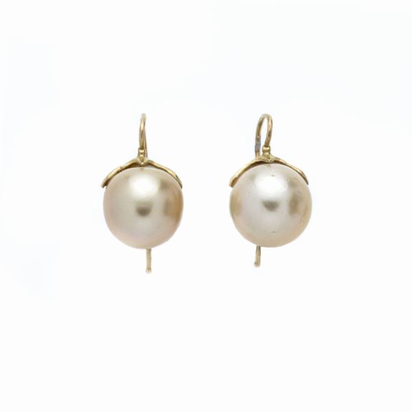 Pair of hook earrings in yellow gold and gold pearls