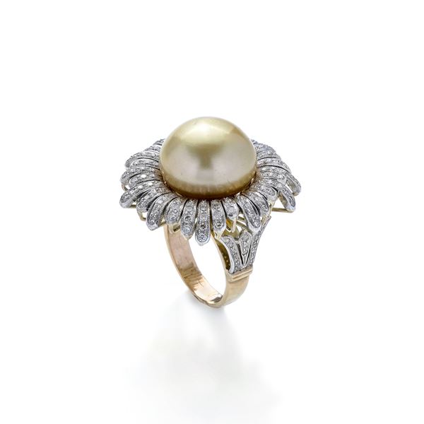 Large ring in yellow gold, diamonds and mabè gold pearl