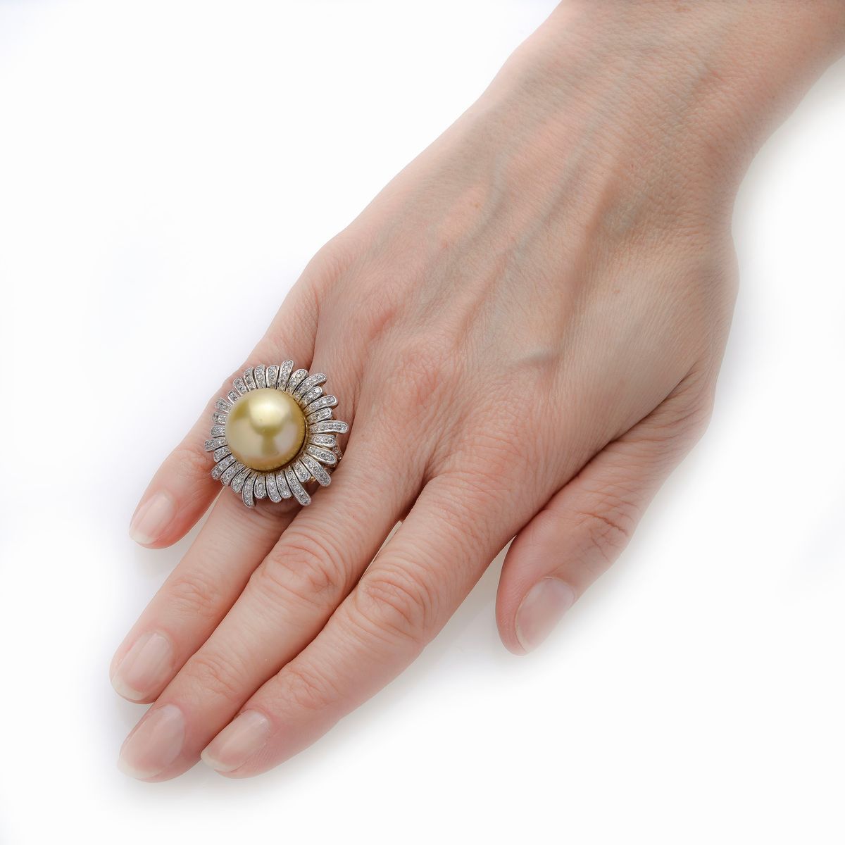 Grande Anello in Oro Giallo, Diamanti e Perla Mabè Gold