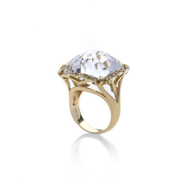 Grande anello in oro rosa, diamanti e quarzo ialino