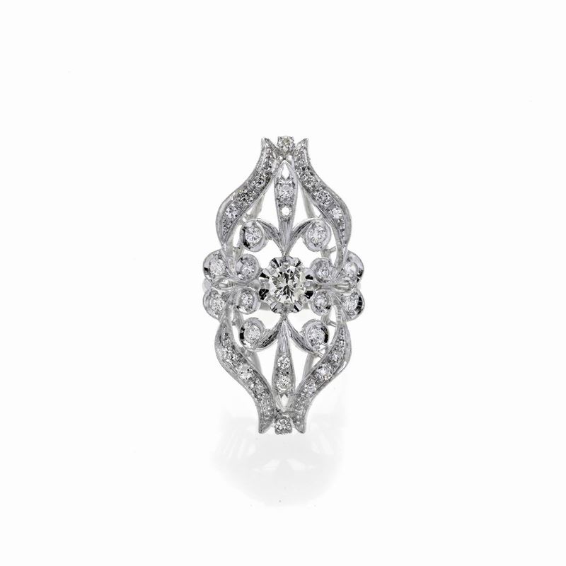 Grande Anello di Ispirazione Floreale in Oro Bianco e Diamanti