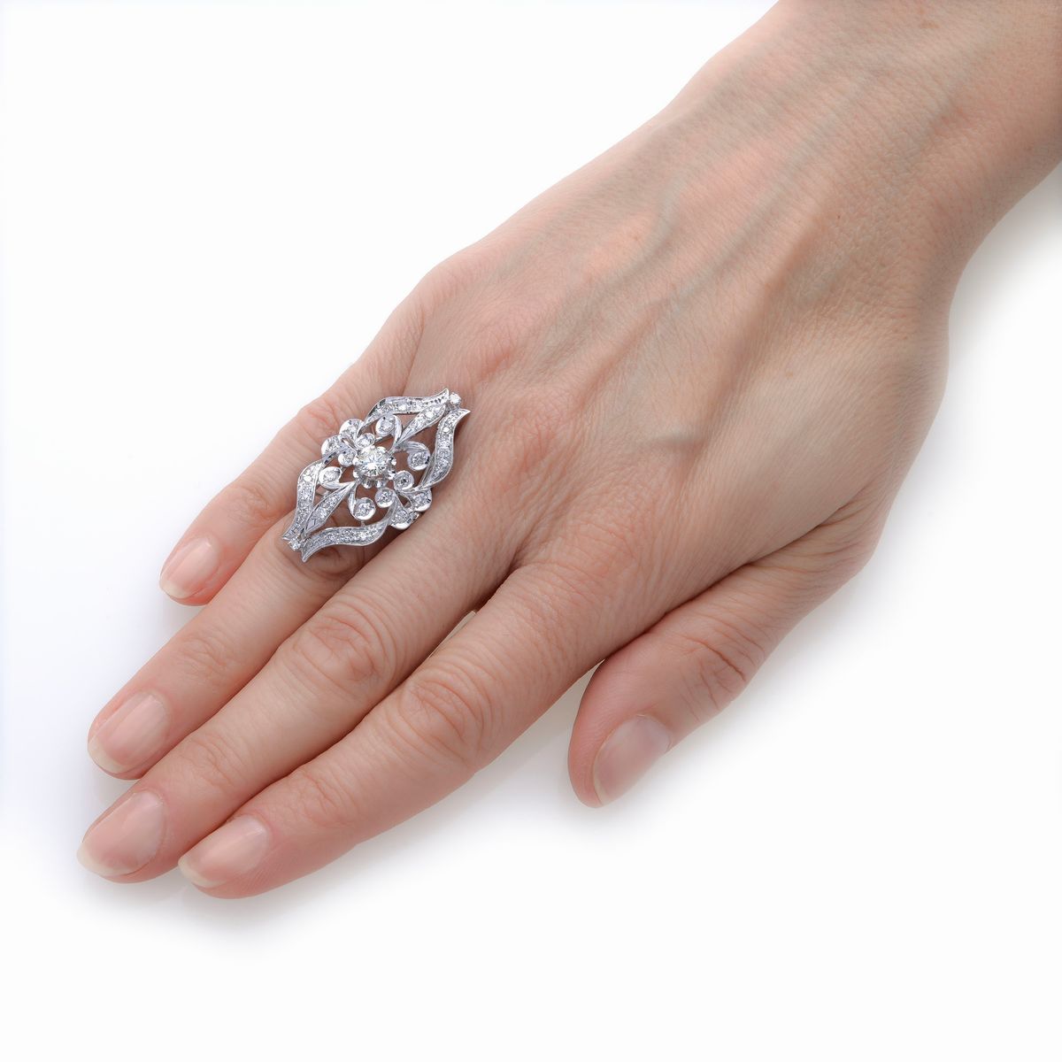 Grande Anello di Ispirazione Floreale in Oro Bianco e Diamanti