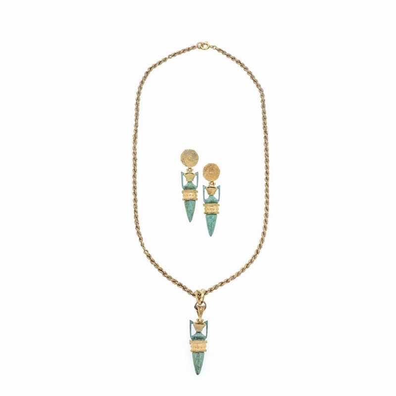 Parure composta da collana e paio di orecchini pendenti con anfore in oro giallo 18 kt e bronzo