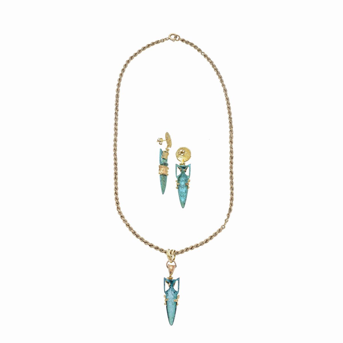 Parure composta da collana e paio di orecchini pendenti con anfore in oro giallo 18 kt e bronzo