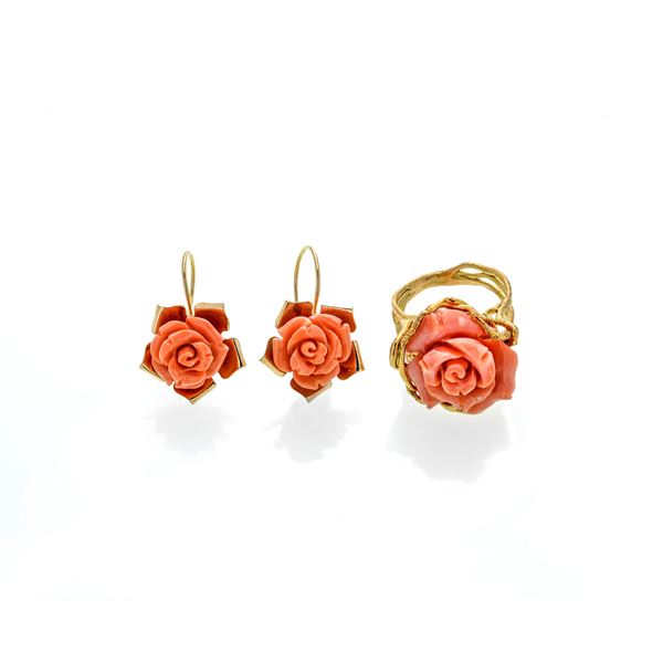 Set in 18 kt yellow gold and salmon coral carved with roses