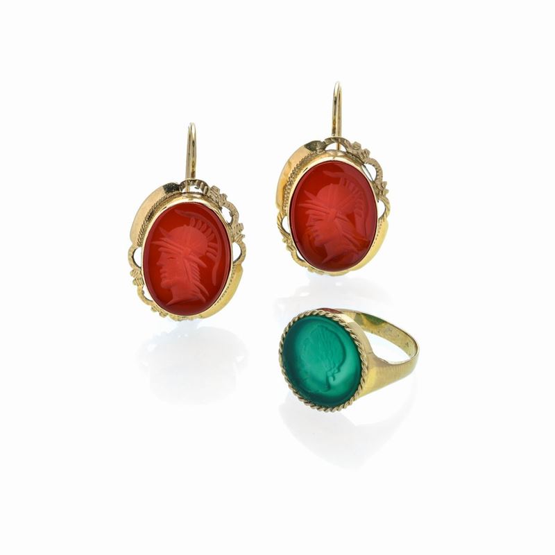 Paio di orecchini e anello in oro giallo 18 kt, corniola incisa e vetro verde inciso