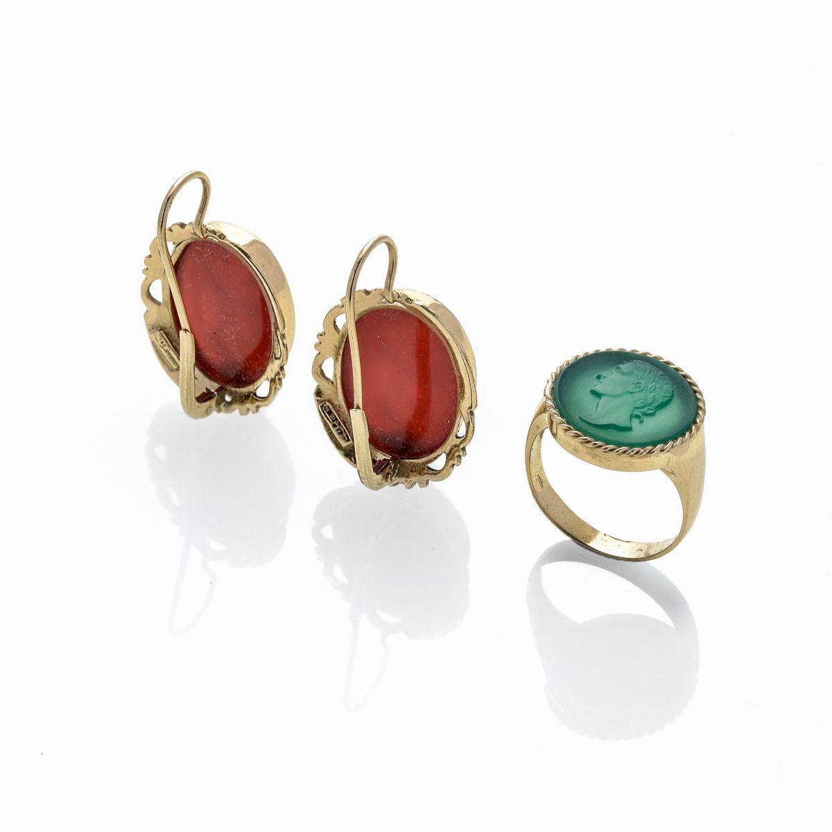 Paio di orecchini e anello in oro giallo 18 kt, corniola incisa e vetro verde inciso