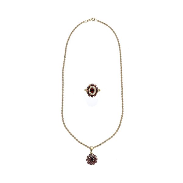 Set in 18 kt yellow gold and garnets
