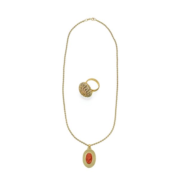 Collana con cammeo in corallo e anello bombato in oro giallo, bianco e rosa