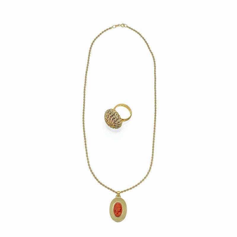 Collana con cammeo in corallo e anello bombato in oro giallo, bianco e rosa