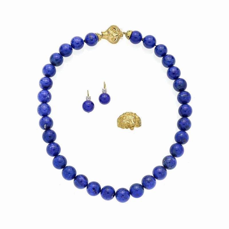 Collana e paio di orecchini in oro giallo e lapislazzuli ed anello Testa di Leone