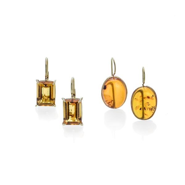 Two pairs of earrings in 18 kt yellow gold, amber and quartz