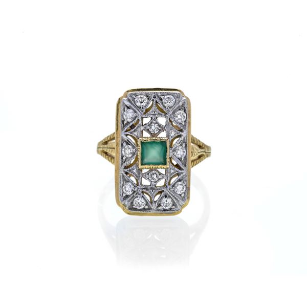 Ring in yellow gold with diamonds and emerald