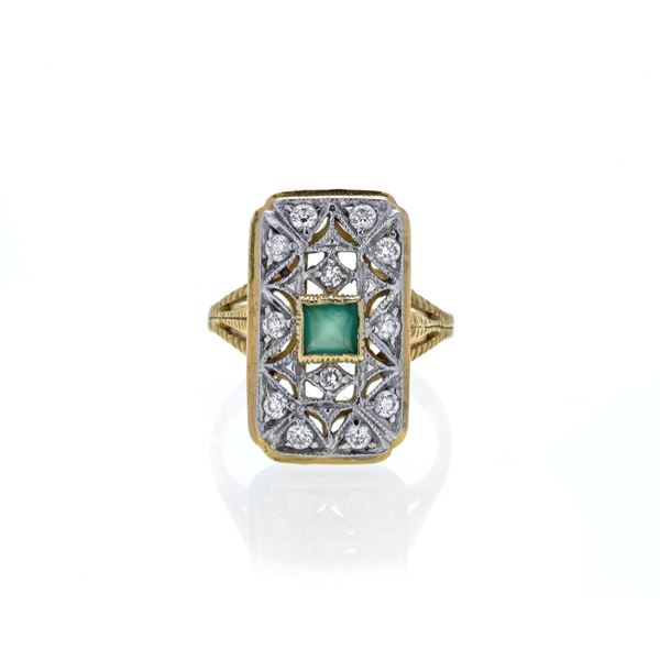 Anello in oro giallo, diamanti e smeraldo