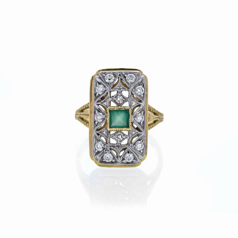Anello in oro giallo, diamanti e smeraldo
