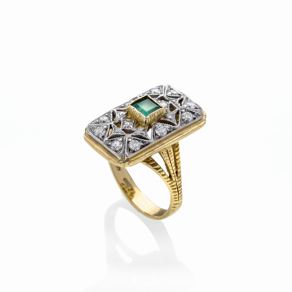 Anello in oro giallo, diamanti e smeraldo
