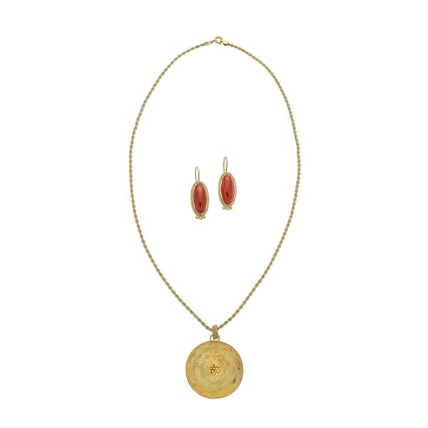 Yellow gold necklace with shield and red coral earrings