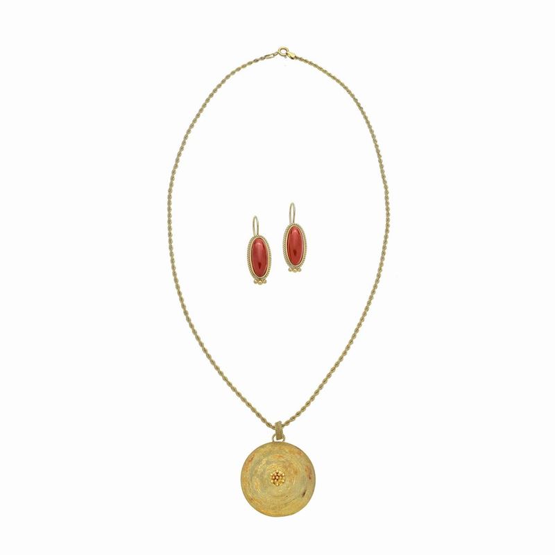 Collana in oro giallo con scudo e orecchini in corallo rosso