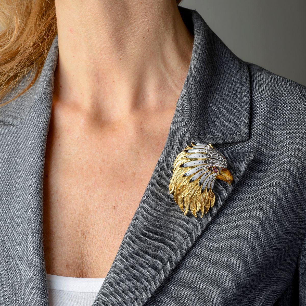 Spilla Aquila in oro giallo 18 kt, diamanti e smalti policromi