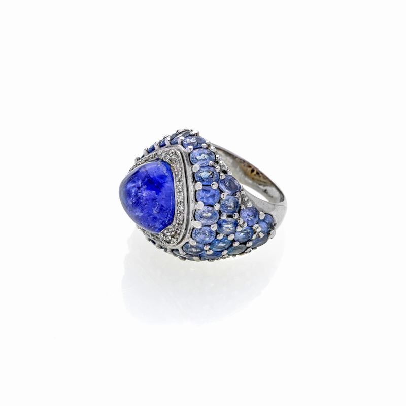 Anello in oro bianco, tanzanite, diamanti e zaffiri chiari