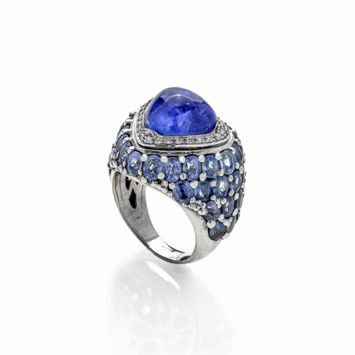 Anello in oro bianco, tanzanite, diamanti e zaffiri chiari