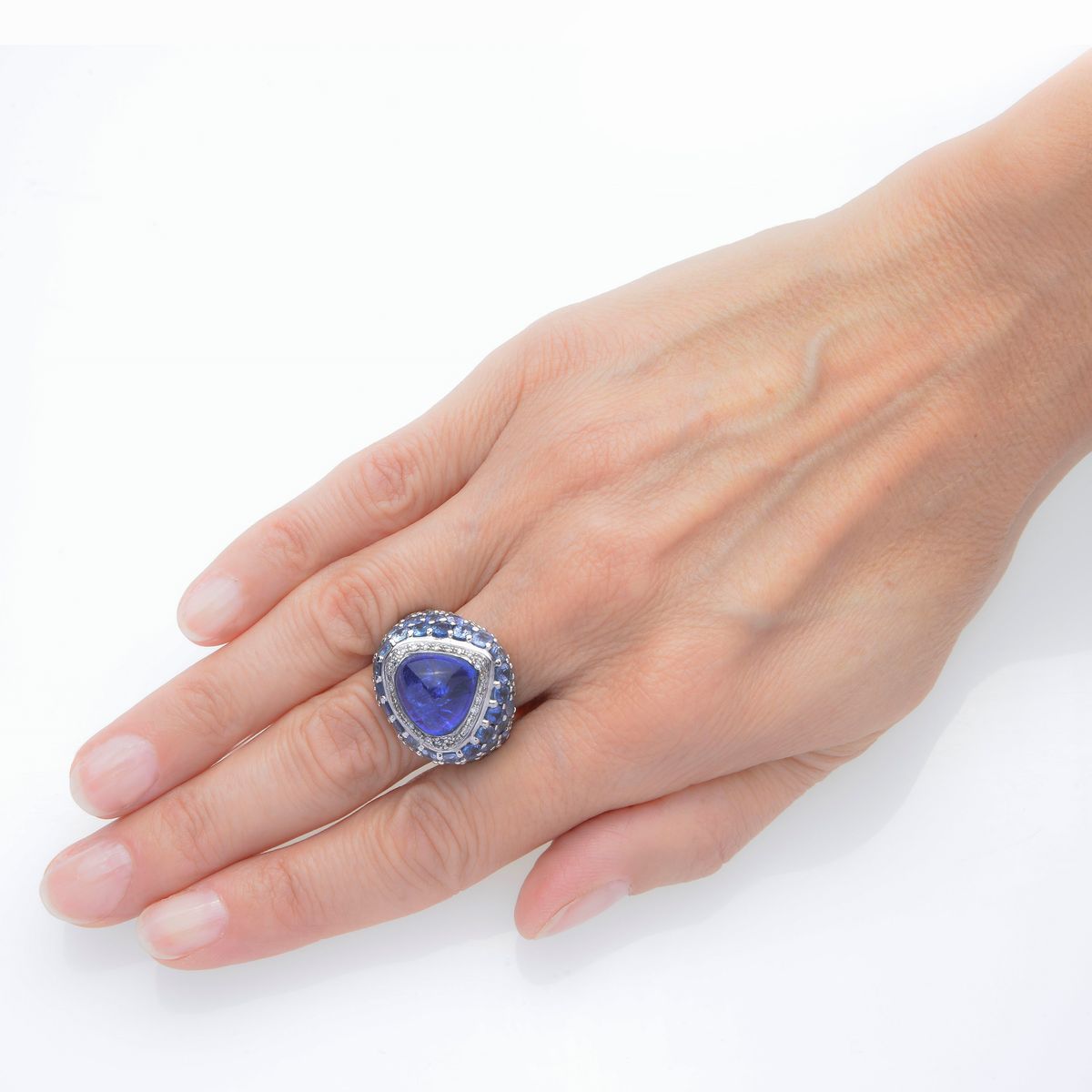 Anello in oro bianco, tanzanite, diamanti e zaffiri chiari