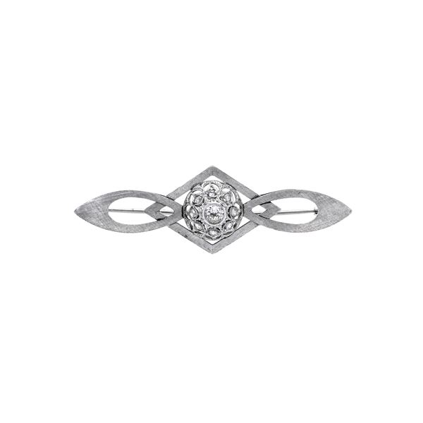 Bar brooch in 18 kt white gold and diamonds