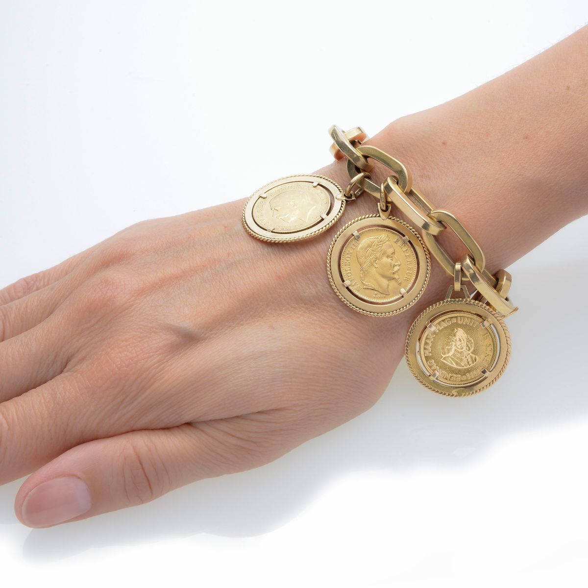 Grande bracciale in oro giallo con 12 monete