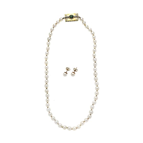 Filo di perle con fermezza in oro giallo, diamanti e smeraldo e paio di orecchini in suite