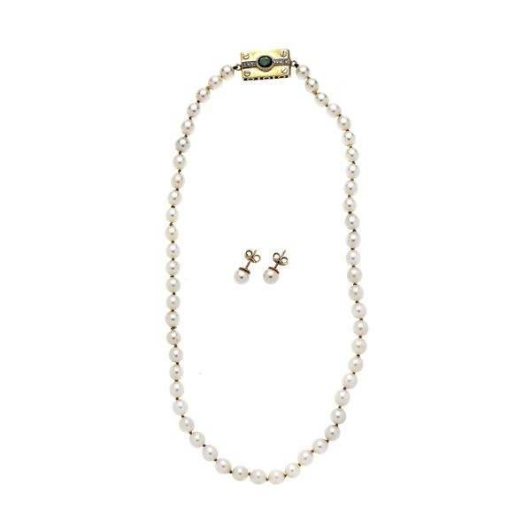 String of pearls with firmness in yellow gold, diamonds and emerald and pair of earrings in suite