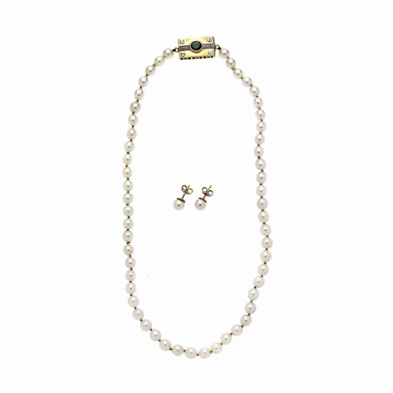 Filo di perle con fermezza in oro giallo, diamanti e smeraldo e paio di orecchini in suite