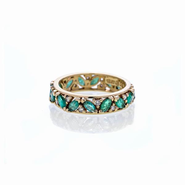 Anello eternity in oro giallo 18 kt, diamanti e smeraldi