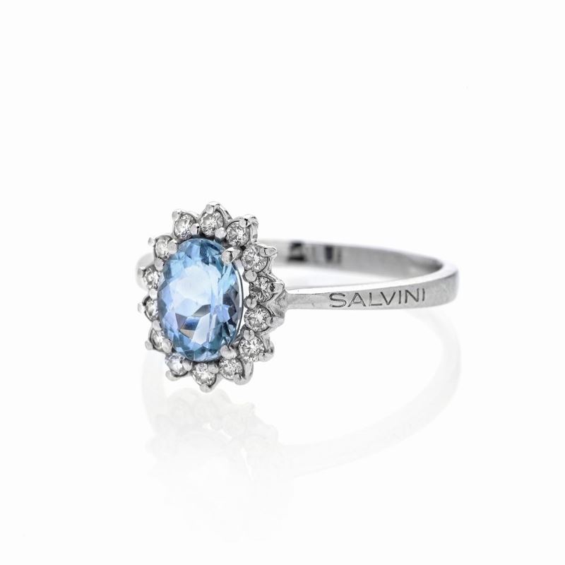 Anello a margherita in oro bianco, diamanti e acquamarina