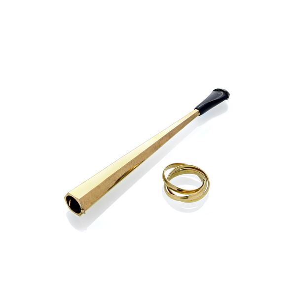 Cigarette holder and 'trinity' ring in 18 Kt yellow gold