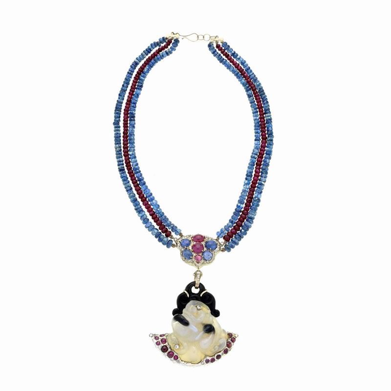 Collana in oro bianco, rubini, zaffiri e diamanti con pendente in onice, calcedonio, rubini, diam...
