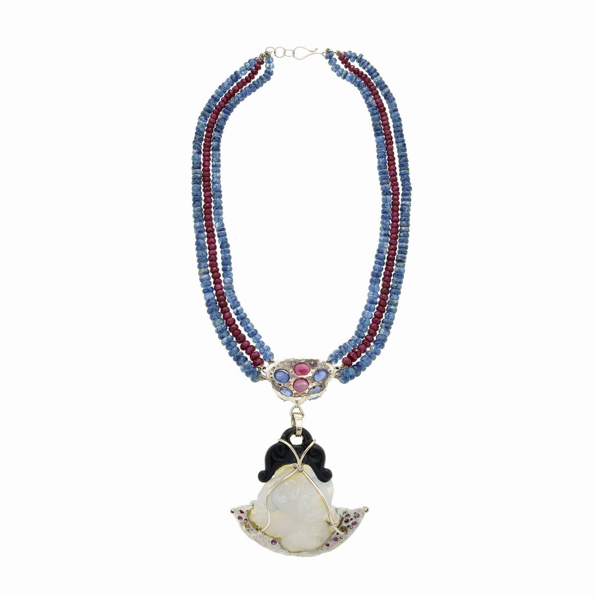 Collana in oro bianco, rubini, zaffiri e diamanti con pendente in onice, calcedonio, rubini, diam...