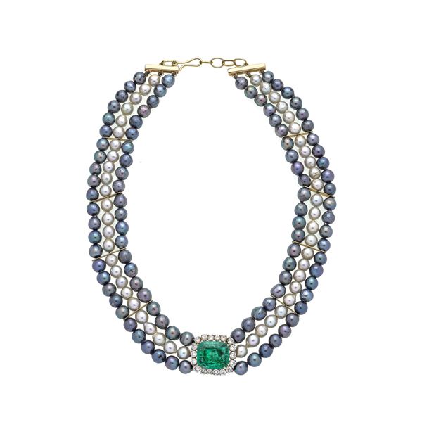 Three-strand necklace in cultured pearls, 18 kt yellow and white gold, emerald and diamonds