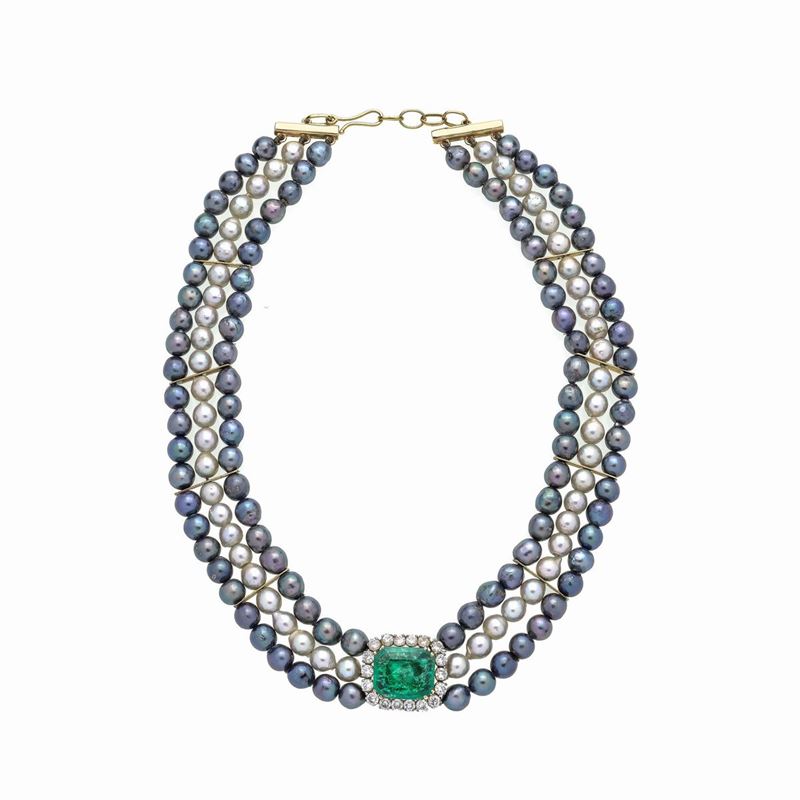 Collana a tre fili di perle coltivate, oro giallo e oro bianco 18 kt, smeraldo e diamanti